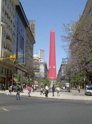 Обелиск в Буэнос-Айресе (Аргентина), одетый в розовый презерватив в честь Международного дня борьбы со СПИДом